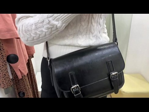 ❤️ Masturbasi publik dari jalang muda FeralBerry dengan dildo di kamar pas ☑ Video sialan pada kami id.teenactivewear.ru ❤
